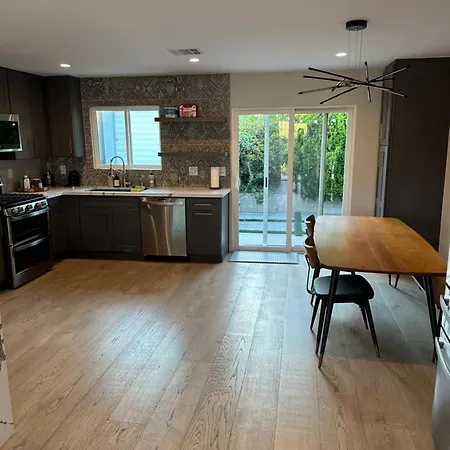 3 Bedroom 2 Bathroom Stylish And Modern Home In Marina Del Rey
